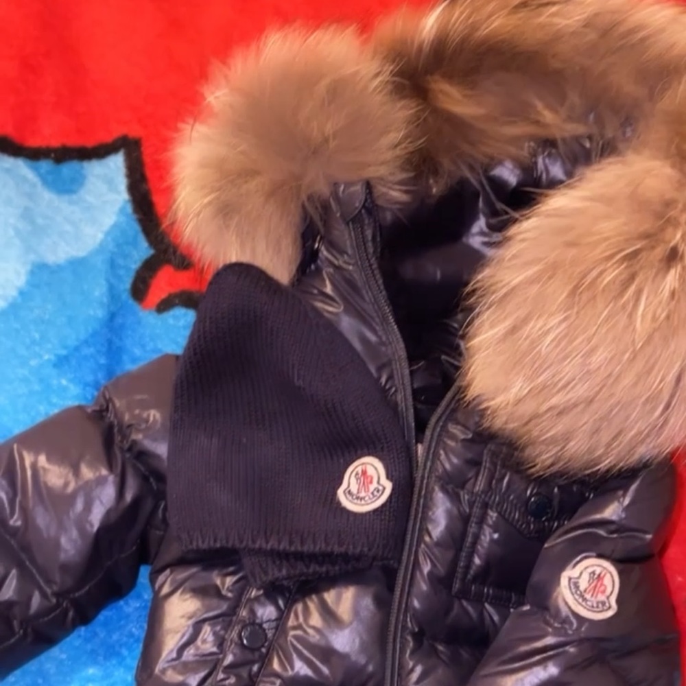 This coat was only warn for 3 months it’s still brand new